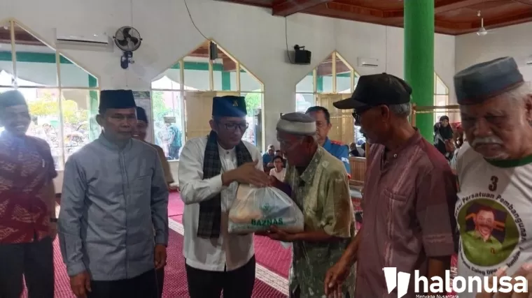 Wali Kota Padang menyerahkan paket sembako kepada mustahik di Kuranji