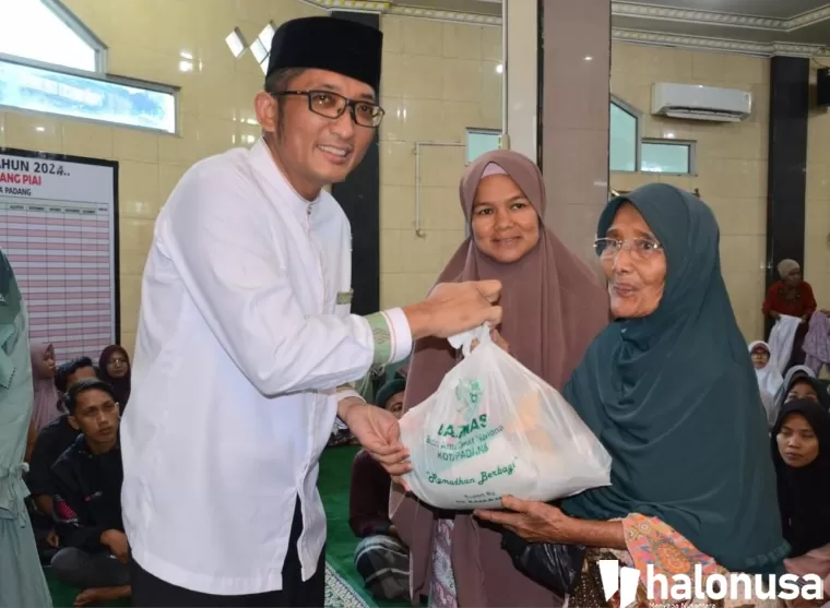 Wali Kota Padang, Hendri Septa menyerahkan bantuan sembako kepada salah seorang mustahik