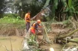 Tim Basarnas Padang melakukan pencarian korban banjir di Pesisir Selatan (Foto: Basarnas Padang)