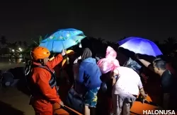 Tim Basarnas Melakukan evakuasi warga yang menjadi korban banjir