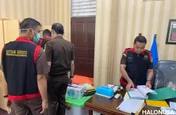 Tim Kejati Sumbar melakukan penggeledahan di Kantor Disdik Sumbar (Foto: Istimewa)