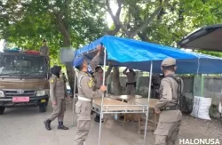 Personel Satpol PP Padang menertibkan lapak pedagang di kawasan Tunggul Hitam (Foto: Satpol PP Padang)