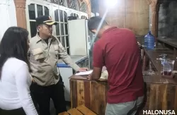 Kasat Pol PP Padang menghampiri penghuni Kos-kosan