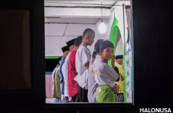 Jamaah Naqsabandiyah melaksanakan ibadah sholat taraweh