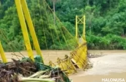 Jembatan di Pesisir Selatan Putus