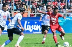 Pemain Semen Padang FC menggocek bola