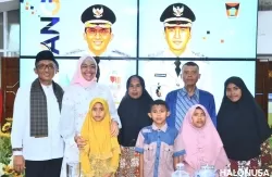 Wali Kota Padang dan keluarga berfoto bersama keluarga Benny Zalukhu