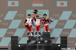 Pebalap Astra Honda Kiandra Ramadhipa (Tengah) berhasil meraih podium pertama pada race kedua di ajang Idemitsu Asia Talent Cup (IATC) 2024 seri pertama yang berlangsung Lusail International Circuit, Qatar (10/3)