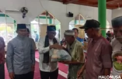 Wali Kota Padang menyerahkan paket sembako kepada mustahik di Kuranji