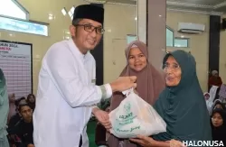 Wali Kota Padang, Hendri Septa menyerahkan bantuan sembako kepada salah seorang mustahik