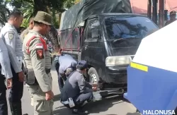 Tim Satpol PP Kota Padang bersama Dishub Padang menderek mobil toko yang ada di kawasan Jati