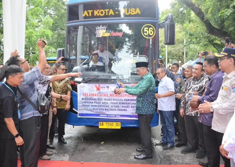 Wali Kota Padang meresmikan 10 unit bus Trans Padang Koridor 3