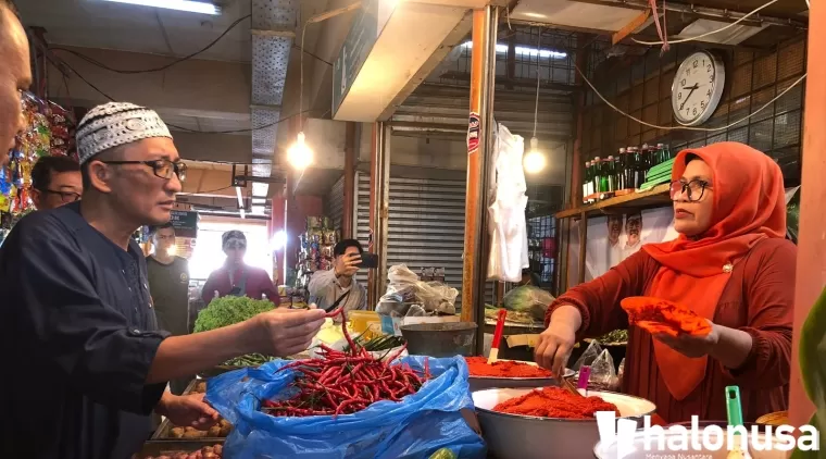 Wali Kota Padang, Hendri Septa melakukan pengecekan harga pangan di Pasar Raya Padang. (Foto: Halbert/Halonusa)