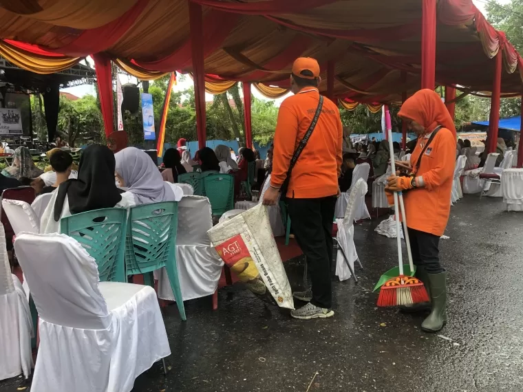 Pasukan oranye sedang membersihkan lokasi event Festival Muaro Padang