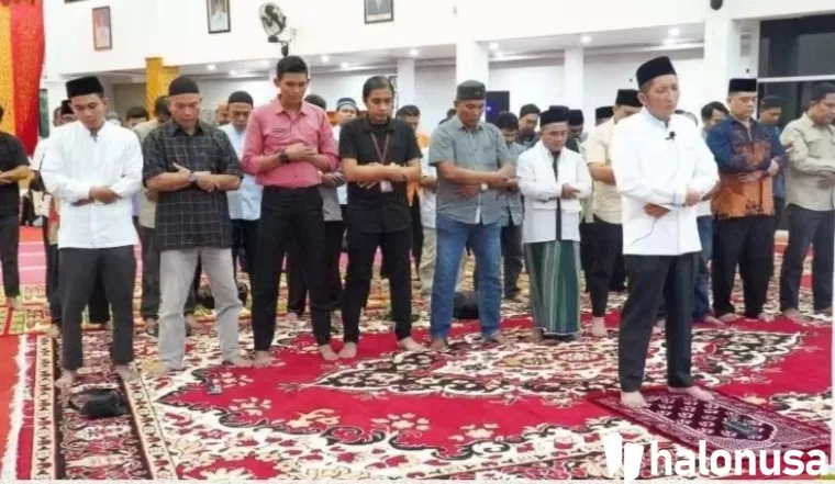 Wali Kota Padang jadi imam sholat magrib saat berbuka puasa dengan insan pers