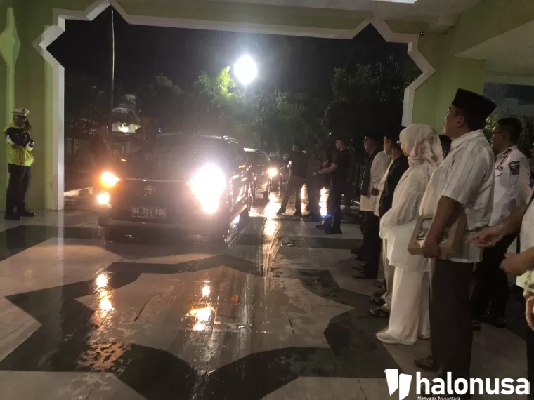 Wali Kota Padang melepas peserta Pawai Takbiran