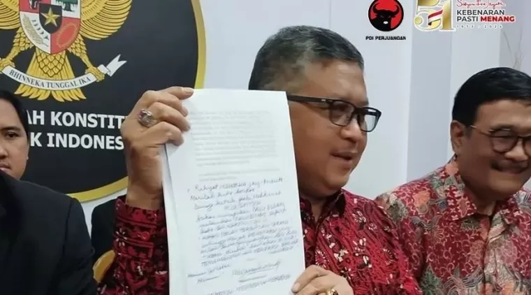 Hasto Kristiyanto memperlihatkan surat kuasa yang diberikan Megawati untuk menyampaikan Amicus Curiae (Foto: Instagram PDIP)