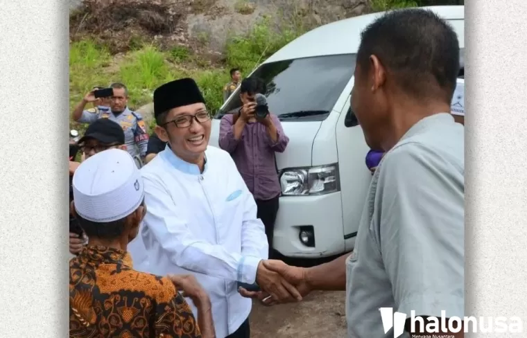 Wali Kota Padang bertemu dan berjabat tangan dengan warga yang sudah menunggu kedatangannya