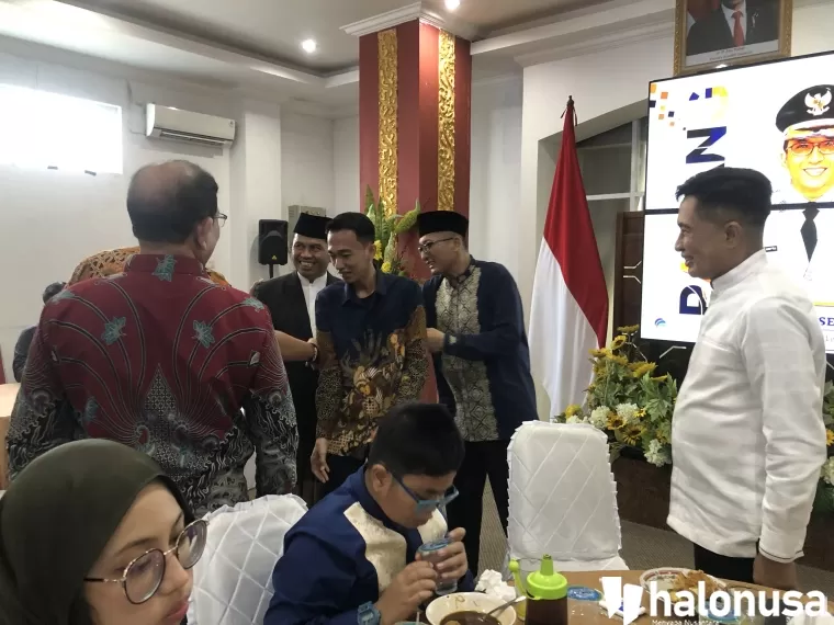 Wali Kota Padang bersalaman dengan masyarakat saat melakukan open house