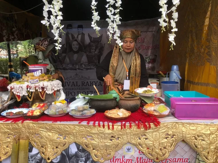 Salah satu pemilik UMKM berjualan dengan menggunakan pakaian tempo dulu di Festival Rakyat Muaro Padang (Halbert/Halonusa)