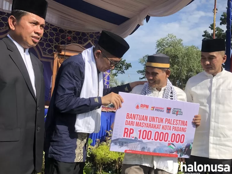 Wali Kota Padang menyerahkan bantuan untuk Palestina