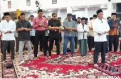 Wali Kota Padang jadi imam sholat magrib saat berbuka puasa dengan insan pers