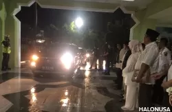 Wali Kota Padang melepas peserta Pawai Takbiran