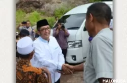 Wali Kota Padang bertemu dan berjabat tangan dengan warga yang sudah menunggu kedatangannya