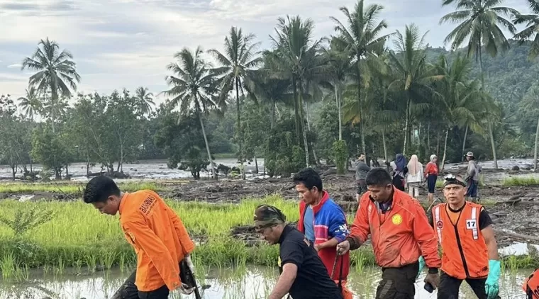 Tim Basarnas mengangkut korban banjir lahar dingin (Foto: Basarnas)