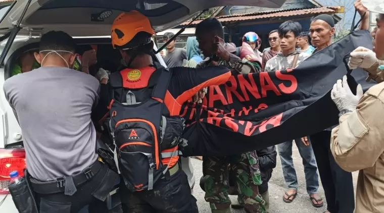 Tim Gabungan memasukkan jenazah korban yang sudah ditemukan ke dalam ambulans (Foto: Basarnas)