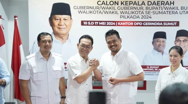 Boby Nasution menerima Kartu Tanda Anggota (KTA) dari Partai Gerindra (Foto: Instagram Bobynst)