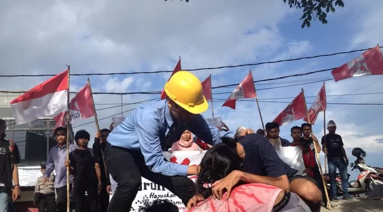 Aksi hari Buruh di Kota Padang beberapa waktu lalu (Foto: Dok. Halbert/Halonusa)