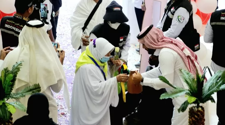 Jemaah Haji Indonesia disambut panitia penyelenggara haji di Mekkah (Foto: Kemenag)