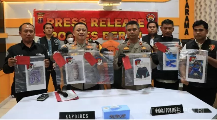 Kapolres Berau memperlihatkan barang bukti yang diamankan dari pelaku berupa pisau dan pakaian korban (Foto: Polres Berau)