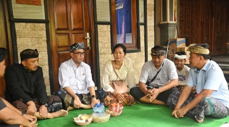 Menhub Budi Karya mengunjungi rumah duka taruna STIP yang meninggal dunia di tangan seniornya (Foto: Instagram Budi Karya S)