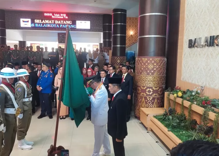 Hendri Septa mencium Bendera Petaka Pemko Padang sebagai tanda berpamitan. (Foto: Istimewa)