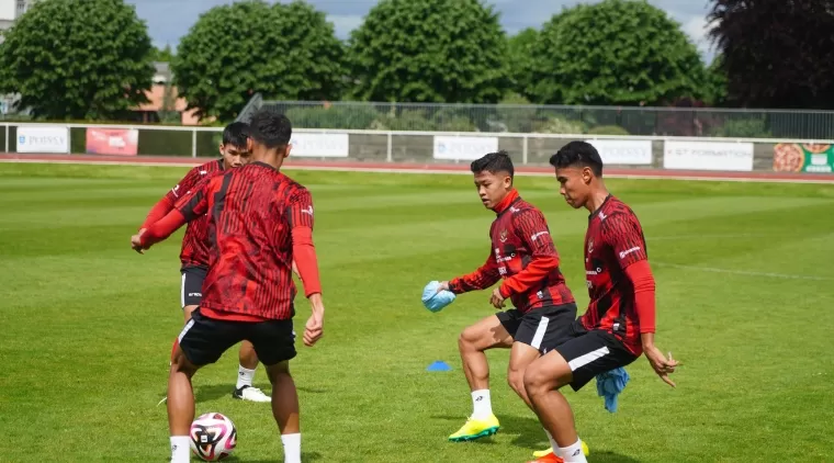 Pemain Timnas Indonesia melakukan latihan di Paris (Foto: PSSI)