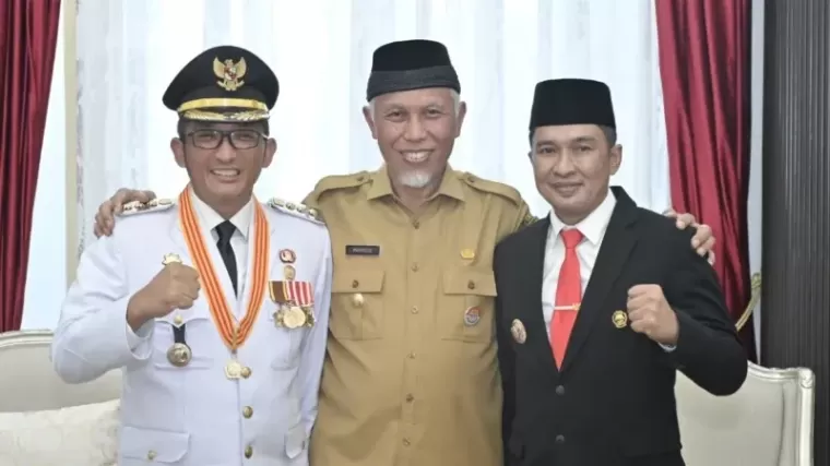 Hendri Septa, Ekos Albar dan Gubernur Mahyeldi berfoto bersama (Foto: Biro Adpim Pemko Padang)