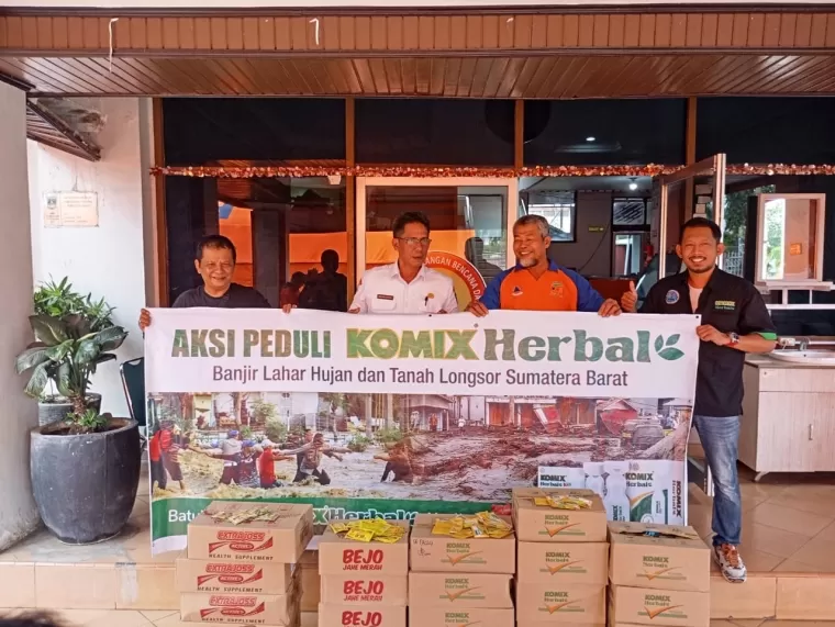 Area Manager perwakilan Komix Herbal Padang, Fargas menyerahkan produk bantuan yang diterima langsung oleh Kepala Sub Bagian Umum, Ade Imansyah di halaman Kantor BPBD Provinsi Sumatera Barat, Rabu (22/5/2024) .