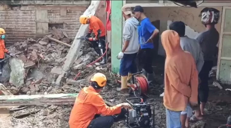 Proses evakuasi korban banjir di Agam (Foto: Basarnas)