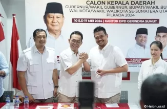 Boby Nasution menerima Kartu Tanda Anggota (KTA) dari Partai Gerindra (Foto: Instagram Bobynst)