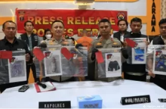 Kapolres Berau memperlihatkan barang bukti yang diamankan dalam kasus dugaan pembunuhan yang dilakukan oleh seorang ibu terhadap anak kandungnya (Foto: Polres Berau)