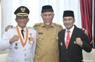 Hendri Septa, Ekos Albar dan Gubernur Mahyeldi berfoto bersama (Foto: Biro Adpim Pemko Padang)