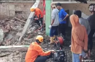 Proses evakuasi korban banjir di Agam (Foto: Basarnas)