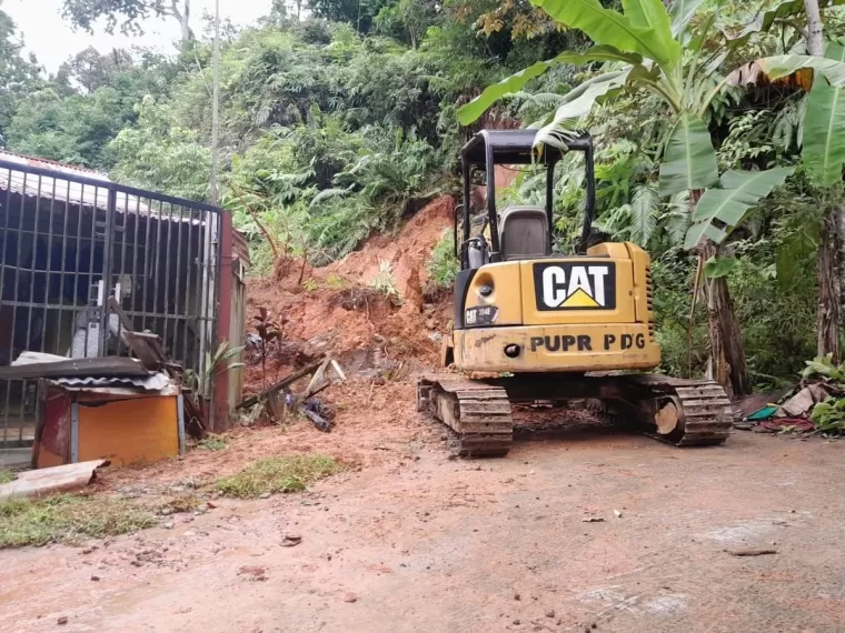 Alat berat dari Dinas PUPR Kota Padang membersihkan material longsor