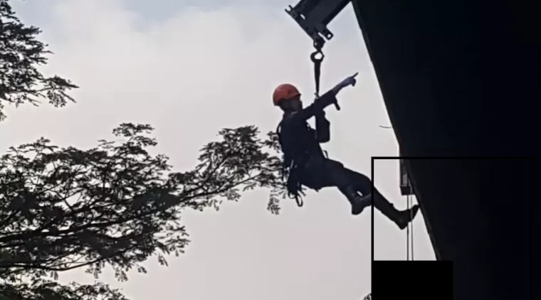 Evakuasi pria tergantung di flyover cimindi (Foto: Instagram @streetrandomfotos)