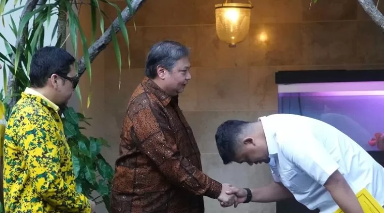 Bobby Nasution bersalaman dengan Ketum Golkar, Airlangga Hartarto