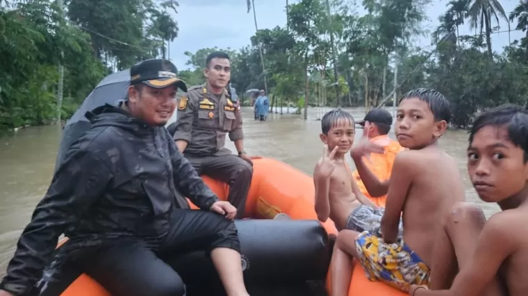 Camat Koto Tangah melakukan pengecekan lokasi banjir di daerah Koto Tangah. (Foto: Dokumentasi Diskominfo Padang)