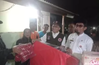 Camat Padang Selatan dan Kepala BPBD Kota Padang menyerahkan bantuan kepada masyarakat korban bencana