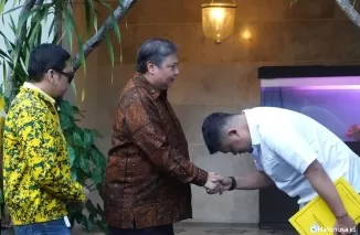 Bobby Nasution bersalaman dengan Ketum Golkar, Airlangga Hartarto